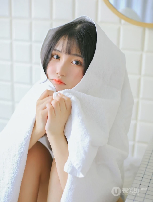 长发，大眼睛，气质甜女生生Joean夜夜肩带衣背心线条感浴室写真