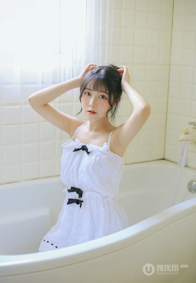 长发，大眼睛，气质甜女生生Joean夜夜肩带衣背心线条感浴室写真