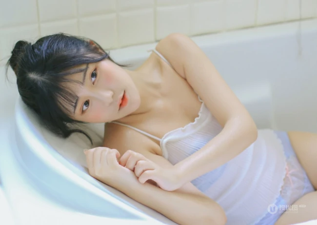 长发，大眼睛，气质甜女生生Joean夜夜肩带衣背心线条感浴室写真