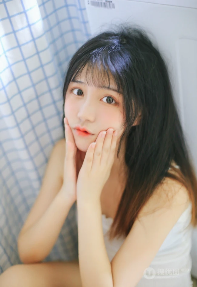 长发，大眼睛，气质甜女生生Joean夜夜肩带衣背心线条感浴室写真