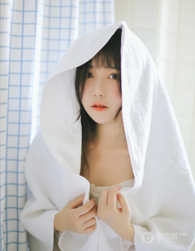 长发，大眼睛，气质甜女生生Joean夜夜肩带衣背心线条感浴室写真