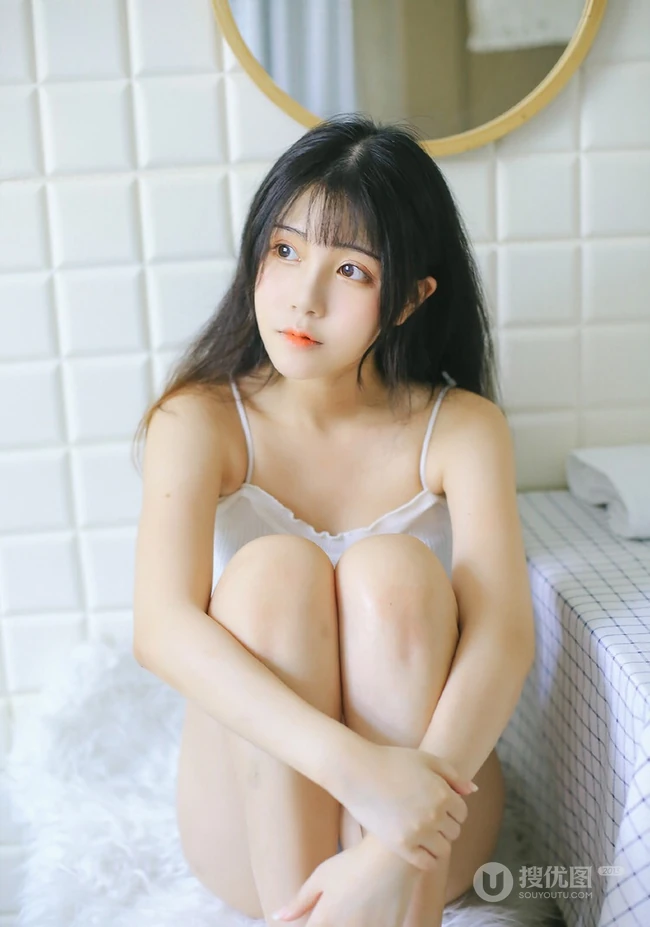 长发，大眼睛，气质甜女生生Joean夜夜肩带衣背心线条感浴室写真