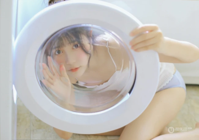 长发，大眼睛，气质甜女生生Joean夜夜肩带衣背心线条感浴室写真