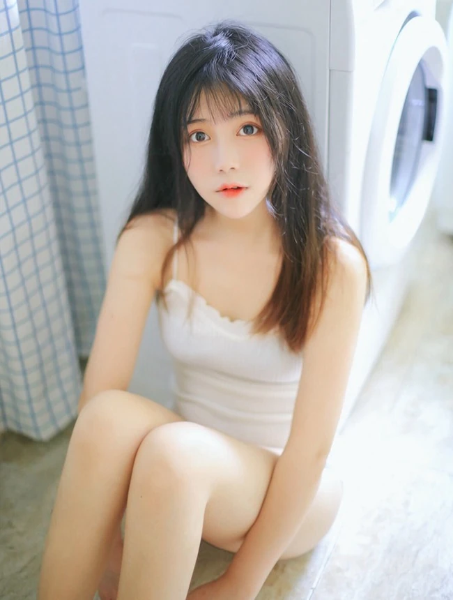 长发，大眼睛，气质甜女生生Joean夜夜肩带衣背心线条感浴室写真