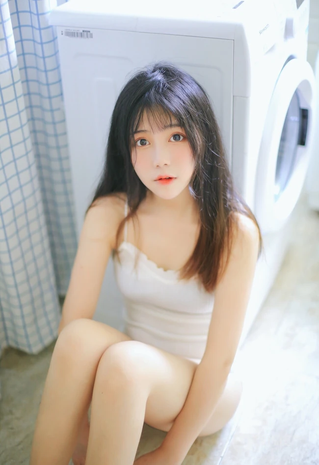 长发，大眼睛，气质甜女生生Joean夜夜肩带衣背心线条感浴室写真