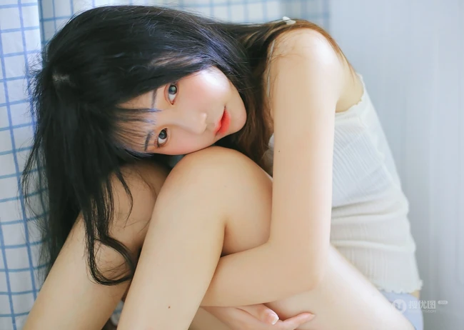 长发，大眼睛，气质甜女生生Joean夜夜肩带衣背心线条感浴室写真