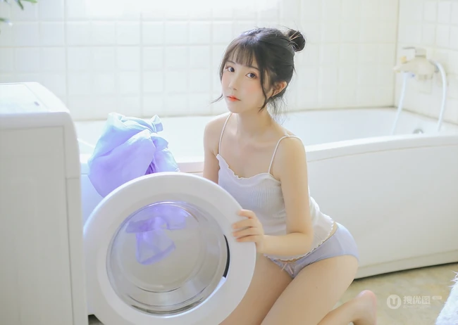 长发，大眼睛，气质甜女生生Joean夜夜肩带衣背心线条感浴室写真