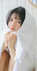 长发，大眼睛，气质甜女生生Joean夜夜肩带衣背心线条感浴室写真