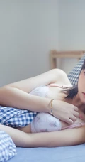 那一低头的温柔，马尾辫少女气质肩带家居服室内写真大图