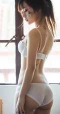 那一低头的温柔，马尾辫少女气质肩带家居服室内写真大图