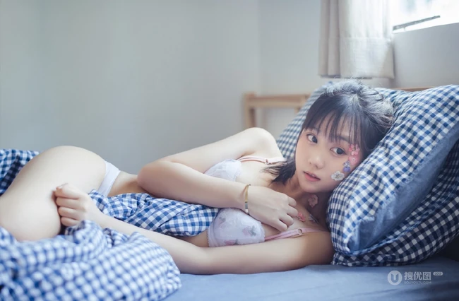 那一低头的温柔，马尾辫少女气质肩带家居服室内写真大图