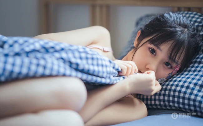 那一低头的温柔，马尾辫少女气质肩带家居服室内写真大图
