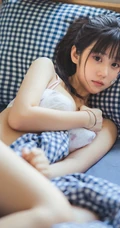 那一低头的温柔，马尾辫少女气质肩带家居服室内写真大图