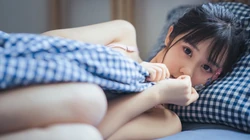 躺在床上的性感吊带衣美丽女孩唯美高清桌面壁纸图片