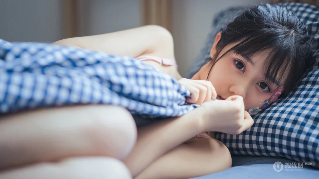 躺在床上的性感吊带衣美丽女孩唯美高清桌面壁纸图片