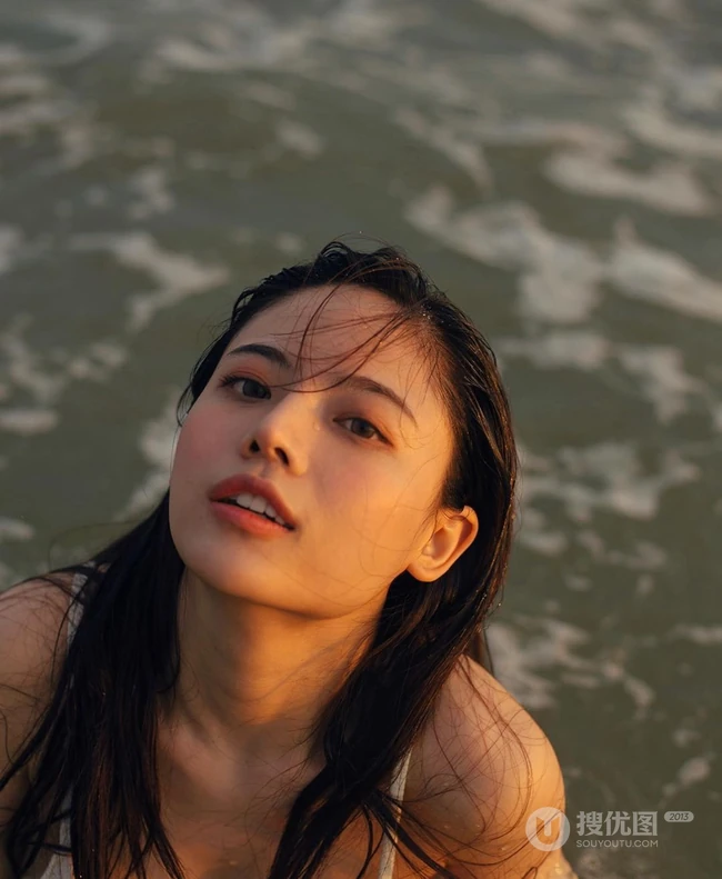 气质匀称精选混血女生君君唯美小碎花裙沙滩逐浪气质写真图集