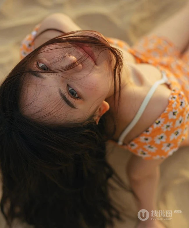 气质匀称精选混血女生君君唯美小碎花裙沙滩逐浪气质写真图集