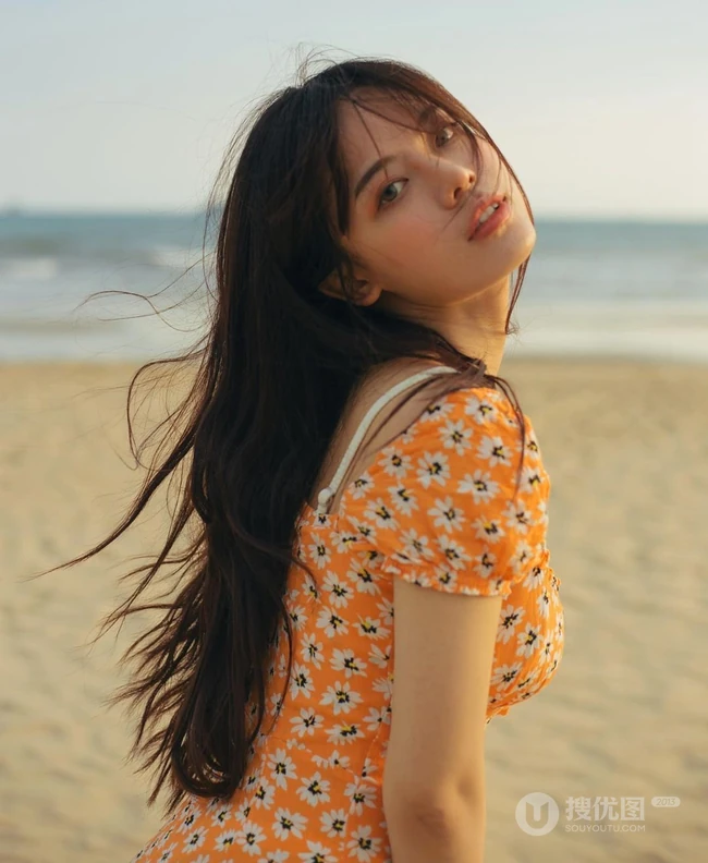 气质匀称精选混血女生君君唯美小碎花裙沙滩逐浪气质写真图集