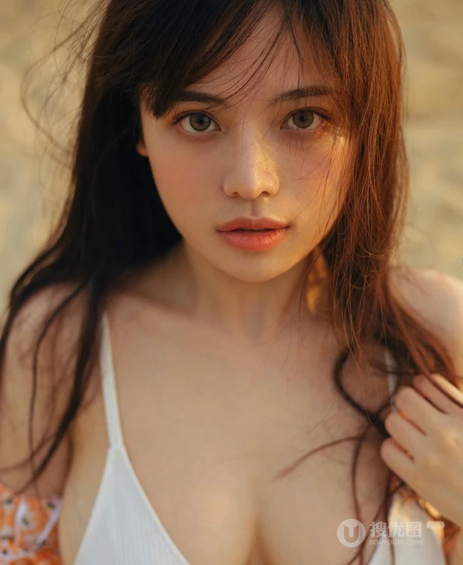 气质匀称精选混血女生君君唯美小碎花裙沙滩逐浪气质写真图集