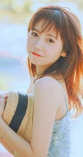 盛夏的天，清凉仙气肩带长裙女生户外草地唯美写真图片