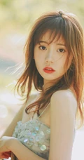 盛夏的天，清凉仙气肩带长裙女生户外草地唯美写真图片