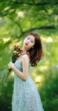 盛夏的天，清凉仙气肩带长裙女生户外草地唯美写真图片
