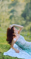 盛夏的天，清凉仙气肩带长裙女生户外草地唯美写真图片