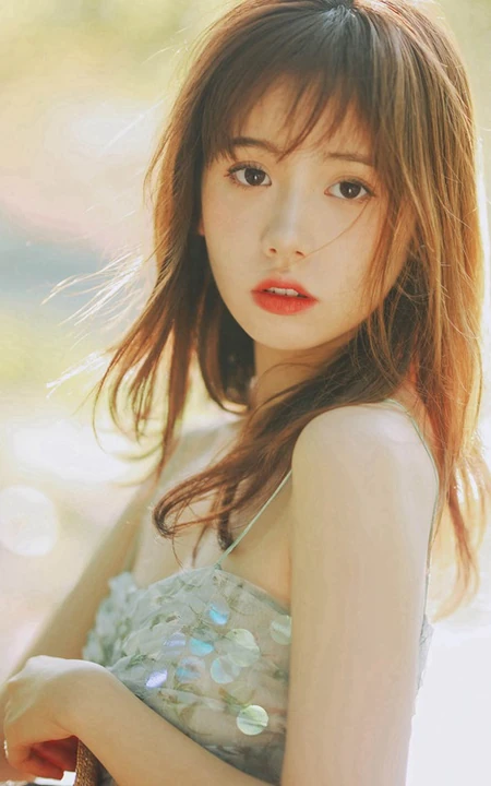 盛夏的天，清凉仙气肩带长裙女生户外草地唯美写真图片