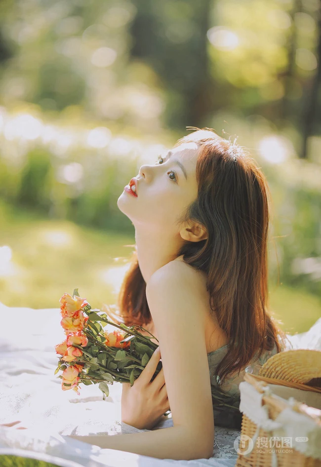 盛夏的天，清凉仙气肩带长裙女生户外草地唯美写真图片
