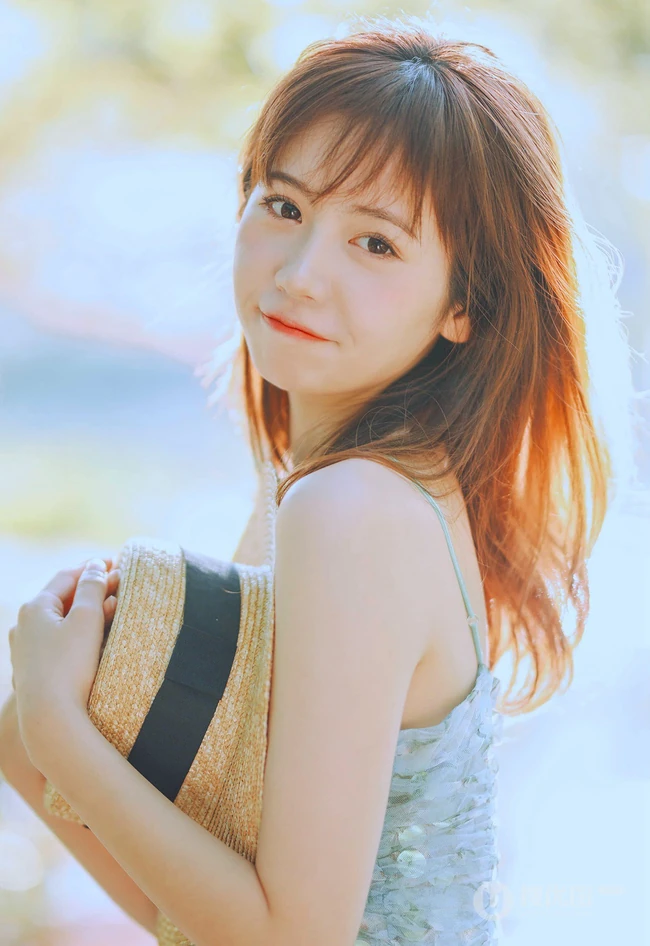盛夏的天，清凉仙气肩带长裙女生户外草地唯美写真图片