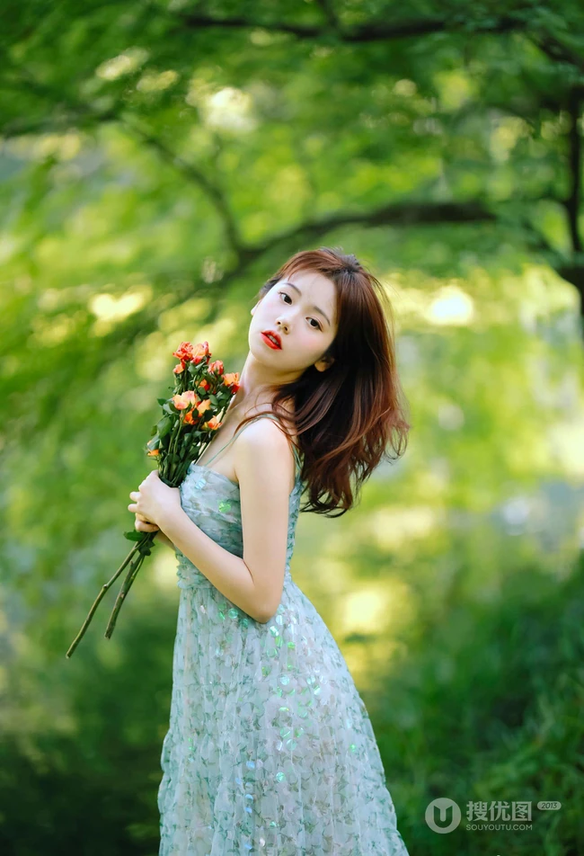 盛夏的天，清凉仙气肩带长裙女生户外草地唯美写真图片