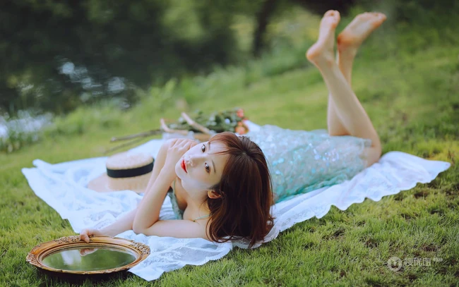 盛夏的天，清凉仙气肩带长裙女生户外草地唯美写真图片