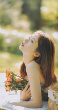 盛夏的天，清凉仙气肩带长裙女生户外草地唯美写真图片