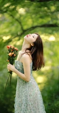 盛夏的天，清凉仙气肩带长裙女生户外草地唯美写真图片