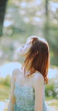 盛夏的天，清凉仙气肩带长裙女生户外草地唯美写真图片