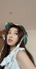 虞书欣微博晒清新甜美生活照片，头戴花帽可爱俏皮