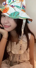 虞书欣微博晒清新甜美生活照片，头戴花帽可爱俏皮