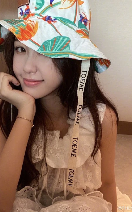 虞书欣微博晒清新甜美生活照片，头戴花帽可爱俏皮