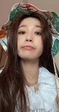 虞书欣微博晒清新甜美生活照片，头戴花帽可爱俏皮