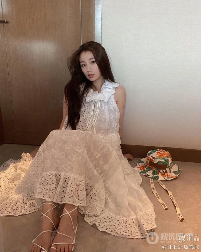 虞书欣微博晒清新甜美生活照片，头戴花帽可爱俏皮
