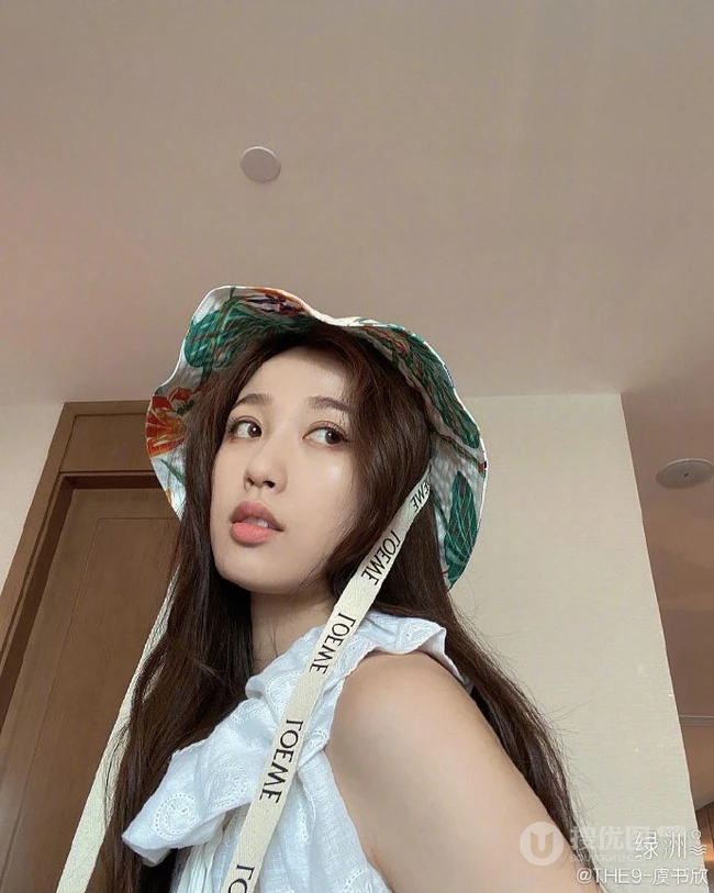 虞书欣微博晒清新甜美生活照片，头戴花帽可爱俏皮