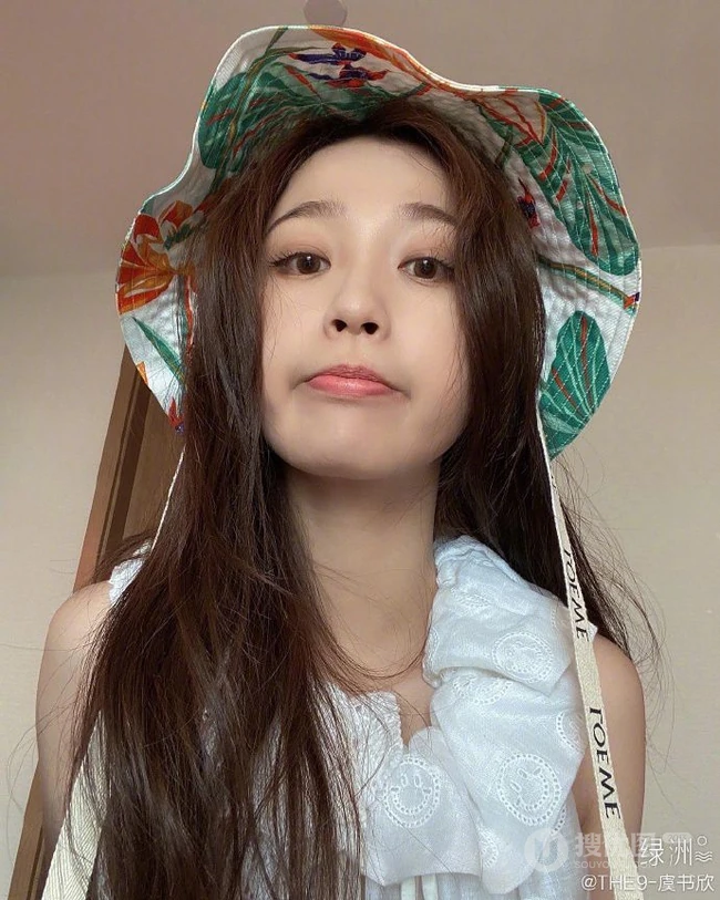 虞书欣微博晒清新甜美生活照片，头戴花帽可爱俏皮