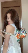 虞书欣微博晒清新甜美生活照片，头戴花帽可爱俏皮