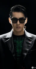 吴亦凡眼戴墨镜，梳着大背头，科幻感十足写真图片