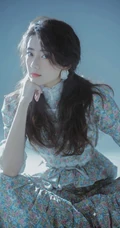 梁洁6月16生日主题超美卷发写真，身穿小碎花套装裙清新动人
