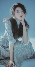 梁洁6月16生日主题超美卷发写真，身穿小碎花套装裙清新动人