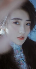 梁洁6月16生日主题超美卷发写真，身穿小碎花套装裙清新动人