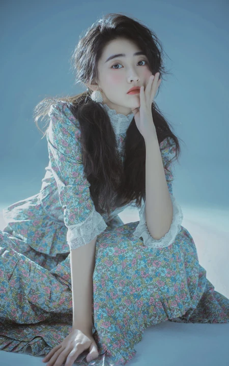 梁洁6月16生日主题超美卷发写真，身穿小碎花套装裙清新动人