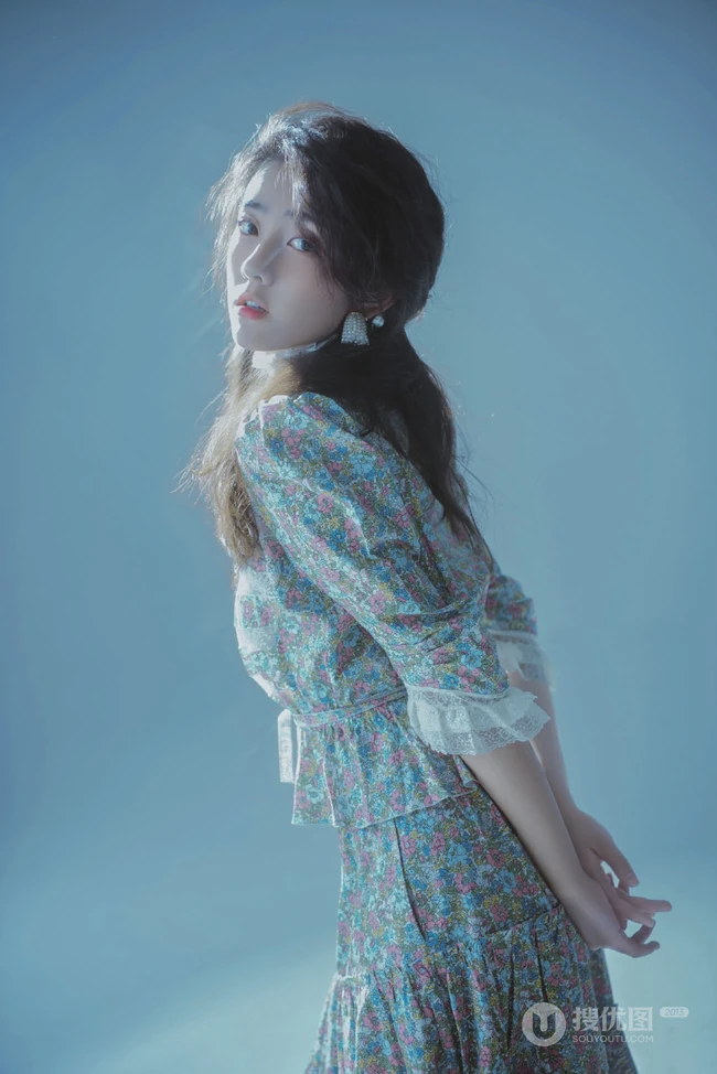 梁洁6月16生日主题超美卷发写真，身穿小碎花套装裙清新动人