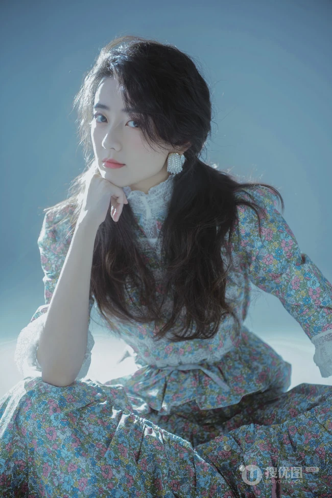 梁洁6月16生日主题超美卷发写真，身穿小碎花套装裙清新动人